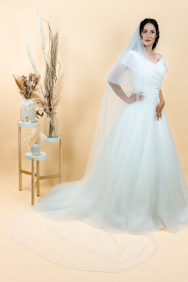 Voile de mariée Becca en tulle simple avec rabat, bordure festonnée et cristaux
