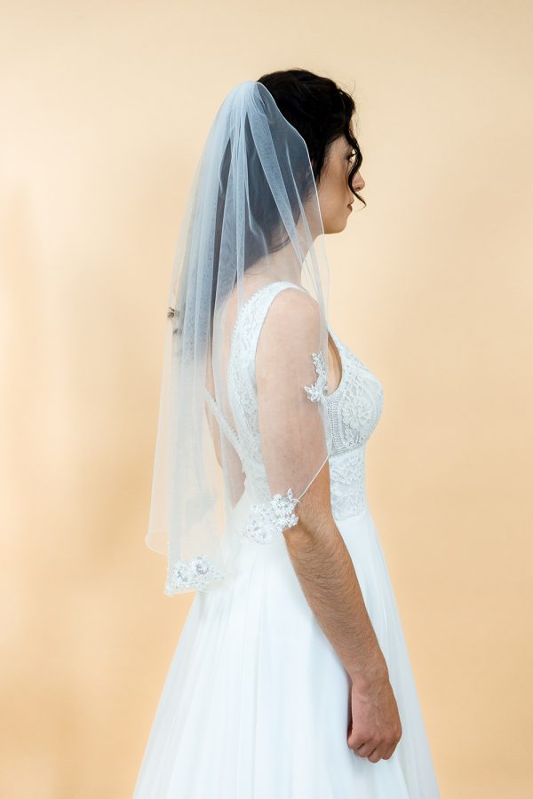 Voile de mariée court dentelle perlée Alizé en tulle simple, bordure festonnée et dentelle