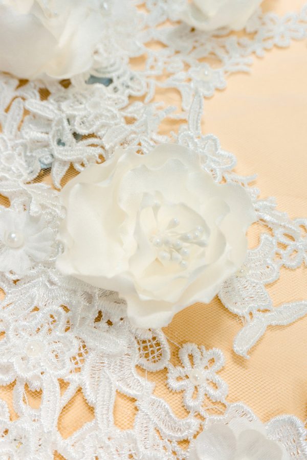 Voile de mariée court Olga en tulle simple, dentelle, perles et fleurs